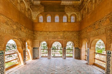 Arap süslemeleri ve şehir manzarası ile Moorish portico El Partal 'ın bir parçasıdır Alhambra sarayları, Granada, Endülüs, İspanya