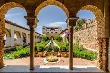 Alhambra, Granada, İspanya 'da yeşil avlusu olan General Fas Sarayı