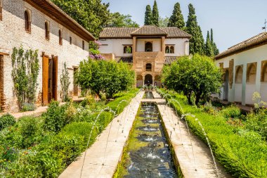 Alhambra, Granada, İspanya 'da yeşil avlusu olan General Fas Sarayı