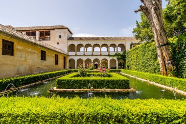 Alhambra, Granada, İspanya 'da yeşil avlusu olan General Fas Sarayı