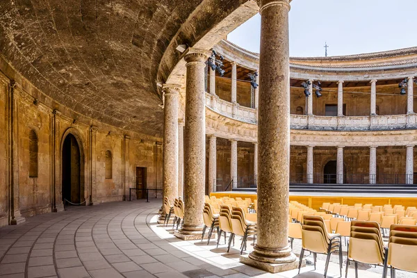 カレル5世宮殿は グラナダ アンダルシア スペインのアルハンブラ宮殿複合体の円形劇場に変身しました — ストック写真