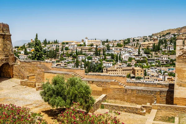 Alhambra Palastkomplex Vordergrund Und Stadt Granada Hintergrund Andalusien Spanien — Stockfoto