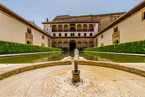 Binnenplaats Met Vijver Alhambra Andalusië Spanje — Stockfoto