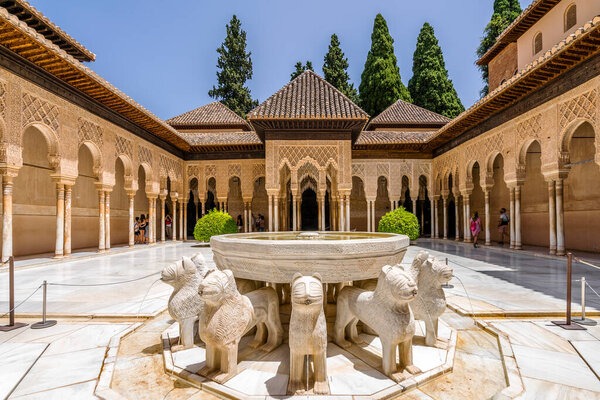 Двор Львов является частью дворцов Насридов дворцового комплекса Альгамбра, Гранада, Испания