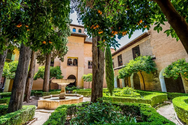 Arabische Binnenplaats Met Fontein Bomen Het Alhambra Paleis Complex Granada — Stockfoto
