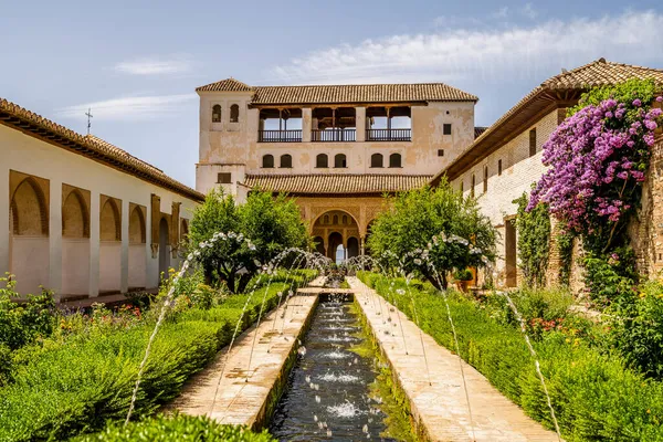 Generalife Moorse Paleis Met Groene Binnenplaats Alhambra Granada Spanje — Stockfoto