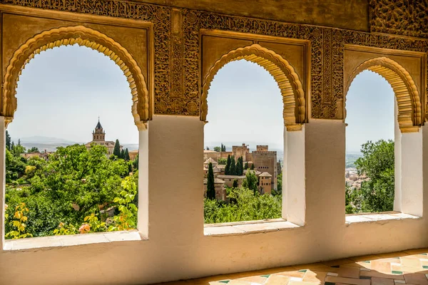 Вид Дворцы Насрид Через Арки Дворца Генералифе Альгамбре Гранаде Испания — стоковое фото