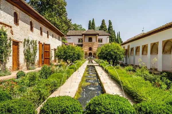 Generalife Moorse Paleis Met Groene Binnenplaats Alhambra Granada Spanje — Stockfoto