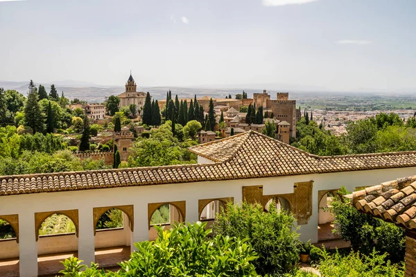 Generalife Moorse Paleis Met Groene Binnenplaats Alhambra Granada Spanje — Stockfoto