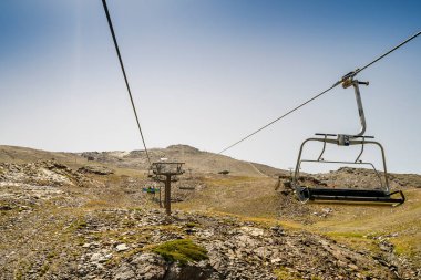 Sierra Nevada 'daki kayak merkezinden Endülüs, İspanya' daki Sierra Nevada Ulusal Parkı 'na giden kablo araç.