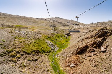 Sierra Nevada 'daki kayak merkezinden Endülüs, İspanya' daki Sierra Nevada Ulusal Parkı 'na giden kablo araç.