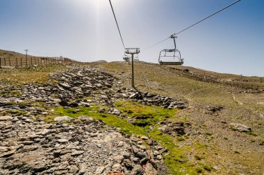 Sierra Nevada 'daki kayak merkezinden Endülüs, İspanya' daki Sierra Nevada Ulusal Parkı 'na giden kablo araç.