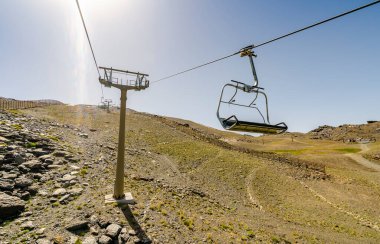 Sierra Nevada 'daki kayak merkezinden Endülüs, İspanya' daki Sierra Nevada Ulusal Parkı 'na giden kablo araç.