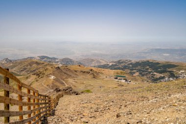 Sierra Nevada Ulusal Parkı. Sierra Nevada kayak merkezi sağda, Endülüs, İspanya.