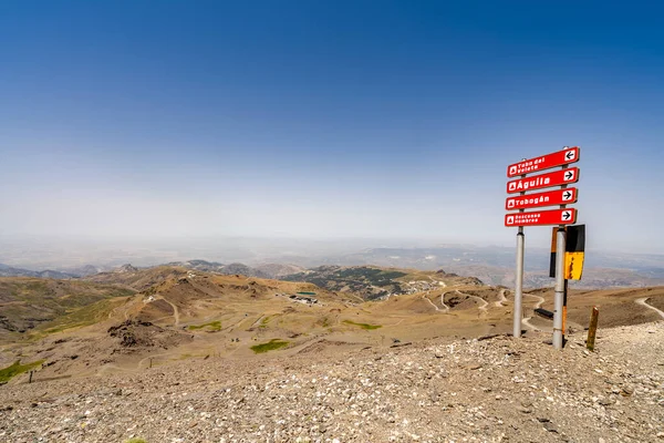 Hinweisschild Mit Den Namen Der Gipfel Auf Dem Weg Nach — Stockfoto