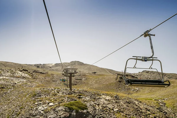 Sierra Nevada 'daki kayak merkezinden Endülüs, İspanya' daki Sierra Nevada Ulusal Parkı 'na giden kablo araç.