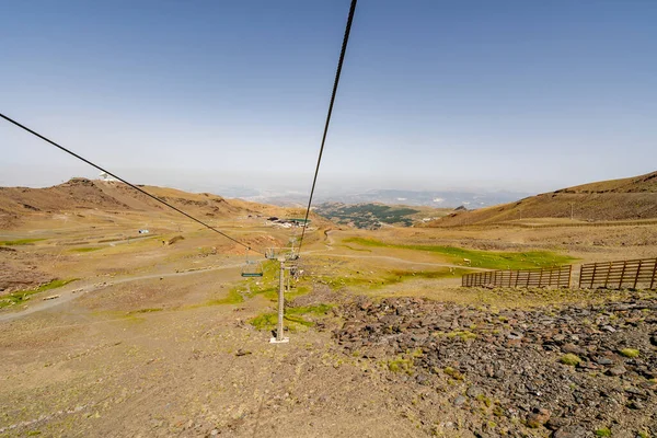 Sierra Nevada 'daki kayak merkezinden Endülüs, İspanya' daki Sierra Nevada Ulusal Parkı 'na giden kablo araç.