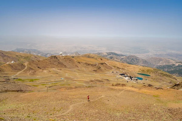 Sierra Nevada Dağları 'nın manzarası Önde bir koşucu, Endülüs, İspanya