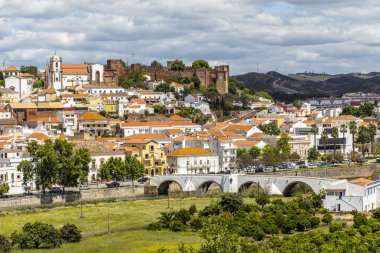 Tepenin tepesinde Fas şatosu ve katedrali olan Silves şehri, Algarve, Portekiz