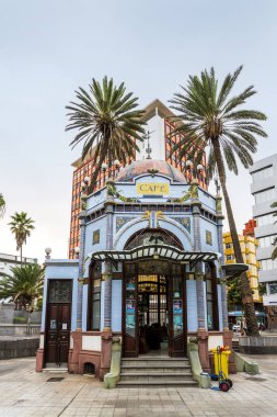 Las Palmas de Gran Canaria, İspanya - 3 Aralık 2021: Triana şehir merkezindeki San Telmo Park 'ta ayrılık tarzı bir kafe