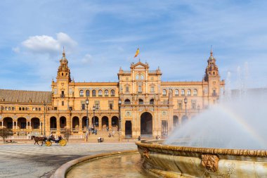 Plaza de Espana 'nın en ünlü simgesi ön planda çeşme, Seville, İspanya