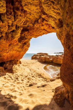 Portimao, Ferragudo, Algarve, Portekiz 'deki marina manzaralı güzel kumtaşı kemeri.