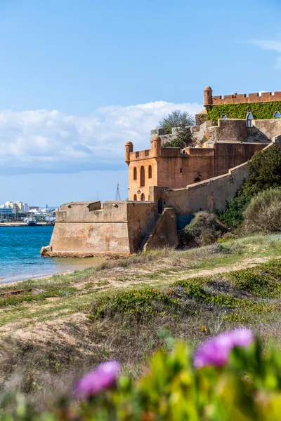 Kumlu Sahil Şeridi Ferragudo Algarve Portekiz Deki Sao Joao Kalesi — Stok fotoğraf