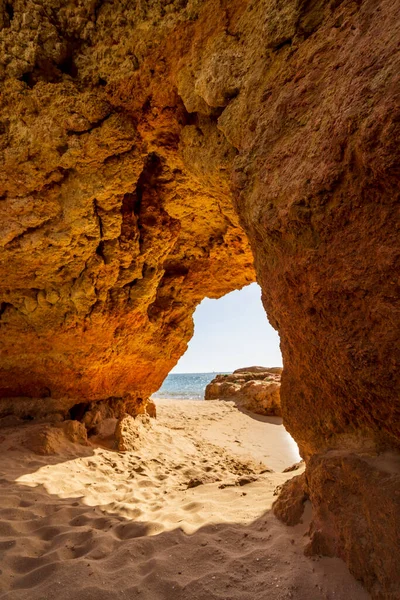 南ポルトガルアルガルヴェ州フェラグドの大西洋を望む美しい砂岩のアーチ — ストック写真