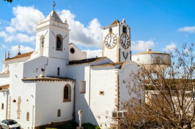 Tavira, Algarve, Portekiz 'deki kaleden saat kulesiyle Aziz Mary Kilisesi