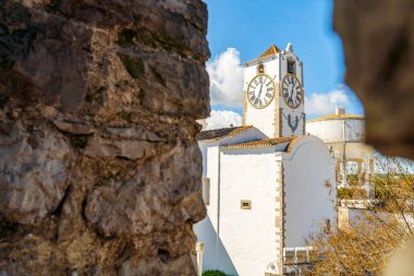Tavira, Algarve, Portekiz 'deki kaleden saat kulesiyle Aziz Mary Kilisesi