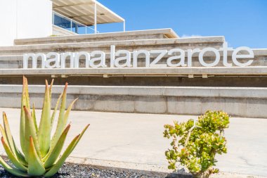 İspanya 'nın Kanarya Adaları' nın başkenti Lanzarote 'deki Marina Lanzarote' de modern mimari ve tabela.