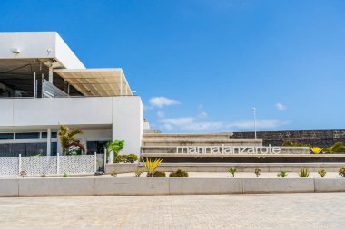 İspanya 'nın Kanarya Adaları' nın başkenti Lanzarote 'deki Marina Lanzarote' de modern mimari ve tabela.