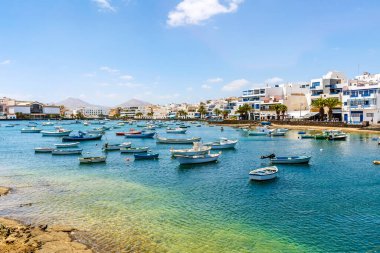 Arrecife 'in güzel deniz kenarı. Mavi sularda yüzen bir sürü teknesi var. Lanzarote, Kanarya Adaları, İspanya. 