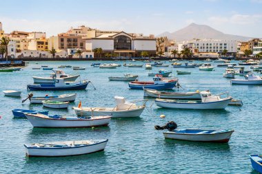 Arrecife 'in güzel deniz kenarı. Mavi sularda yüzen bir sürü teknesi var. Lanzarote, Kanarya Adaları, İspanya. 
