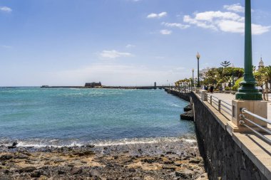 Arrecife, Lanzarote, Kanarya Adaları, İspanya 'ya giden köprüleri olan tarihi San Gabriel Kalesi