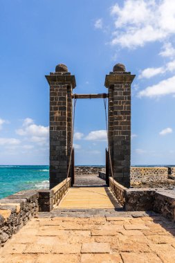 Topların tarihi köprüsü San Gabriel Kalesi, Arrecife, başkent Lanzarote, Kanarya Adaları, İspanya