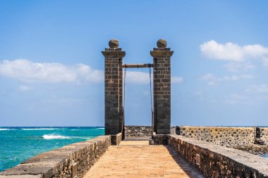 Topların tarihi köprüsü San Gabriel Kalesi, Arrecife, başkent Lanzarote, Kanarya Adaları, İspanya