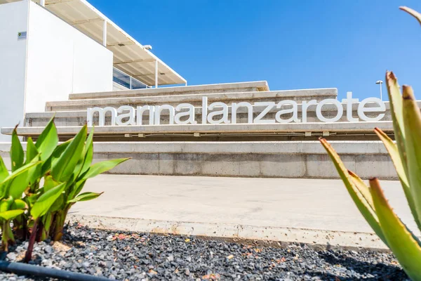 Moderne Architektur Und Schilder Mit Der Aufschrift Marina Lanzarote Arrecife — Stockfoto