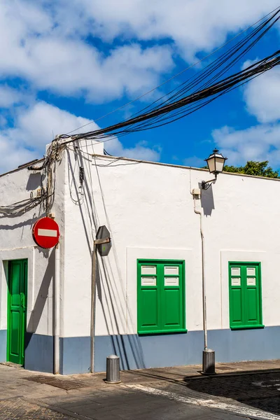 スペイン カナリア諸島ランサローテの首都アーレシフェにある白い洗濯建築 — ストック写真
