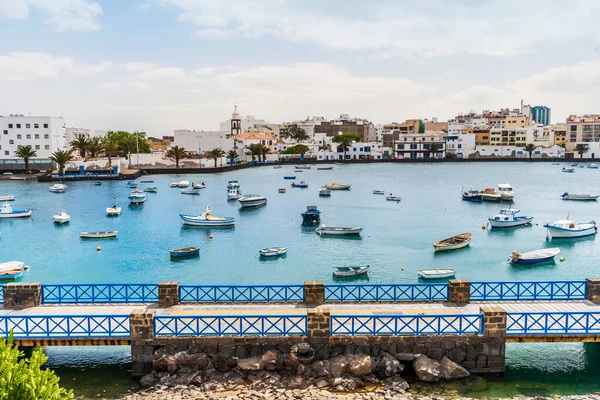 Hermoso Muelle Con Arquitectura Histórica Barcos Aguas Azules Arrecife Lanzarote — Foto de Stock