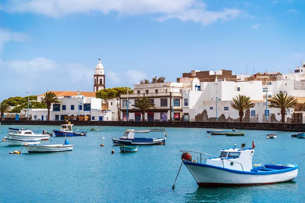 Hermoso Muelle Con Arquitectura Histórica Barcos Aguas Azules Arrecife Capital Imagen de archivo