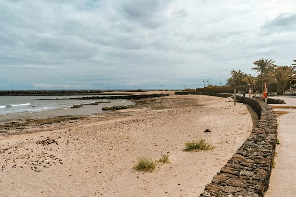 Παραλία Los Charcos Λευκή Άμμο Και Ηφαιστειακά Πετρώματα Στην Costa Εικόνα Αρχείου