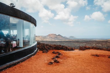 Ziyaretçi merkezinden panoramik manzara, yerde ve restoranda delikler, Timanfaya Ulusal Parkı, Kanarya Adaları, İspanya