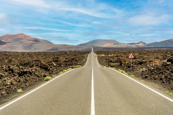 Asphaltstraße Vulkanischer Trockenlandschaft Des Timanfaya Nationalparks Lanzarote Kanarische Inseln Spanien — Stockfoto