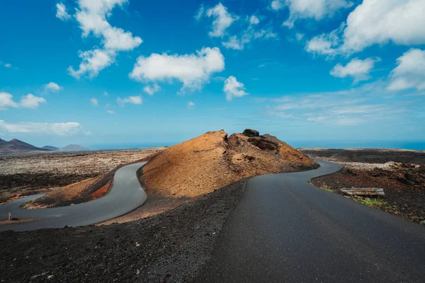 Asfaltweg Vulkanisch Dor Landschap Van Timanfaya National Park Lanzarote Canarische — Stockfoto