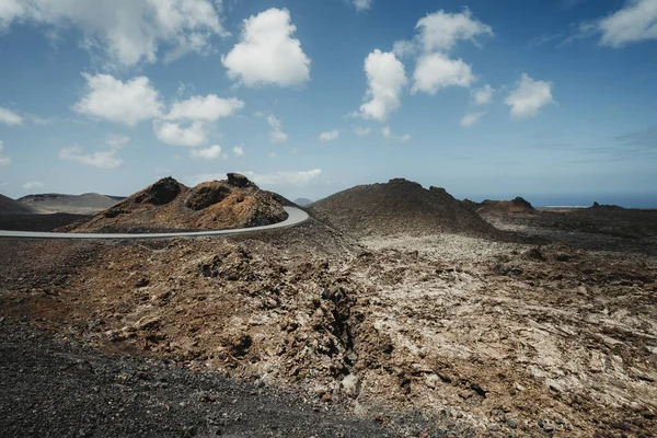 Asfaltweg Vulkanisch Dor Landschap Van Timanfaya National Park Lanzarote Canarische — Stockfoto