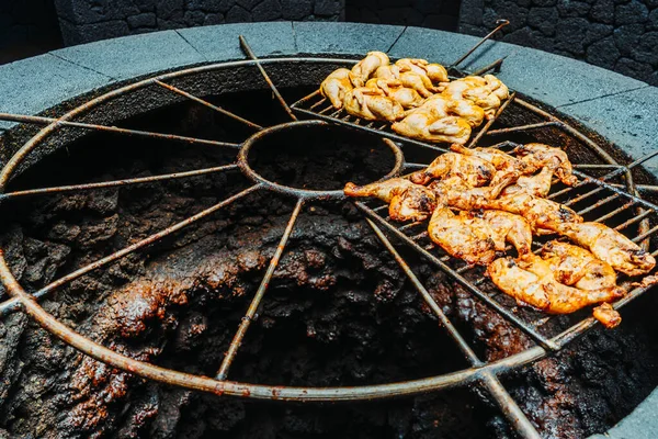 西班牙加那利群岛Timanfaya国家公园 在火山高温下烧烤的美味肉类 — 图库照片