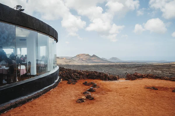 Blick Vom Besucherzentrum Mit Löchern Boden Und Restaurant Timanfaya Nationalpark lizenzfreie Stockbilder