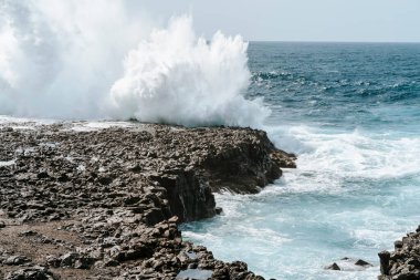 Tenesar, Lanzarote, Kanarya Adaları, İspanya 'daki kara volkanik kayalara su sıçrıyor.