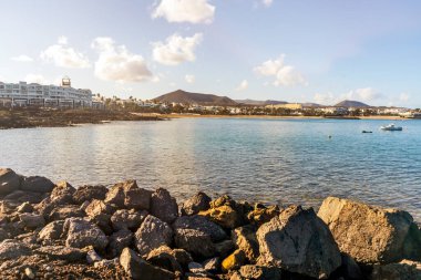 Önünde tekneleri olan Costa Teguise adlı tatil köyü Lanzarote, Kanarya Adası, İspanya